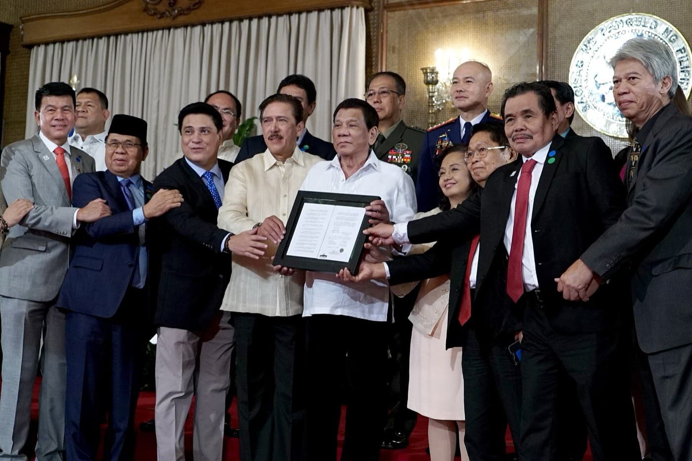 President Duterte with legislators, peace negotiators and MILF officials at the presentation of the Bangsamoro Organic Law.