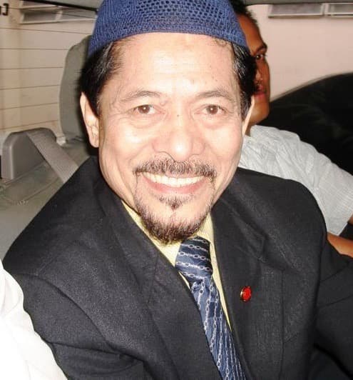 Nur Misuari in a dark suit, photographed in 2007.