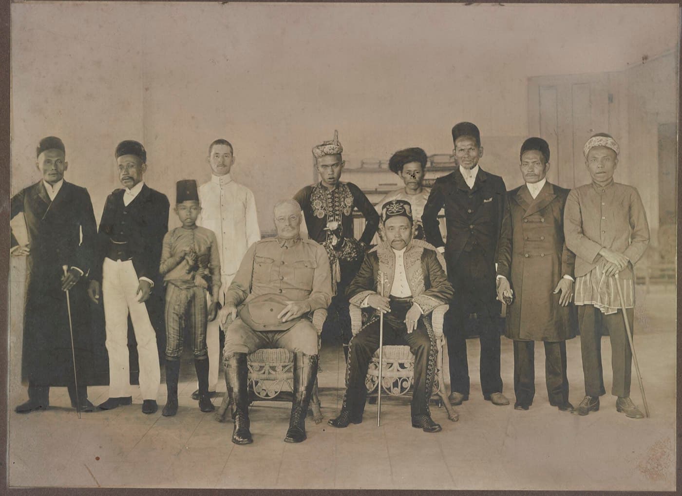 A 1905 group portrait: the American military governor of Sulu seated beside Sultan Jamalul Kiram II, with officials and hadjis standing behind them.