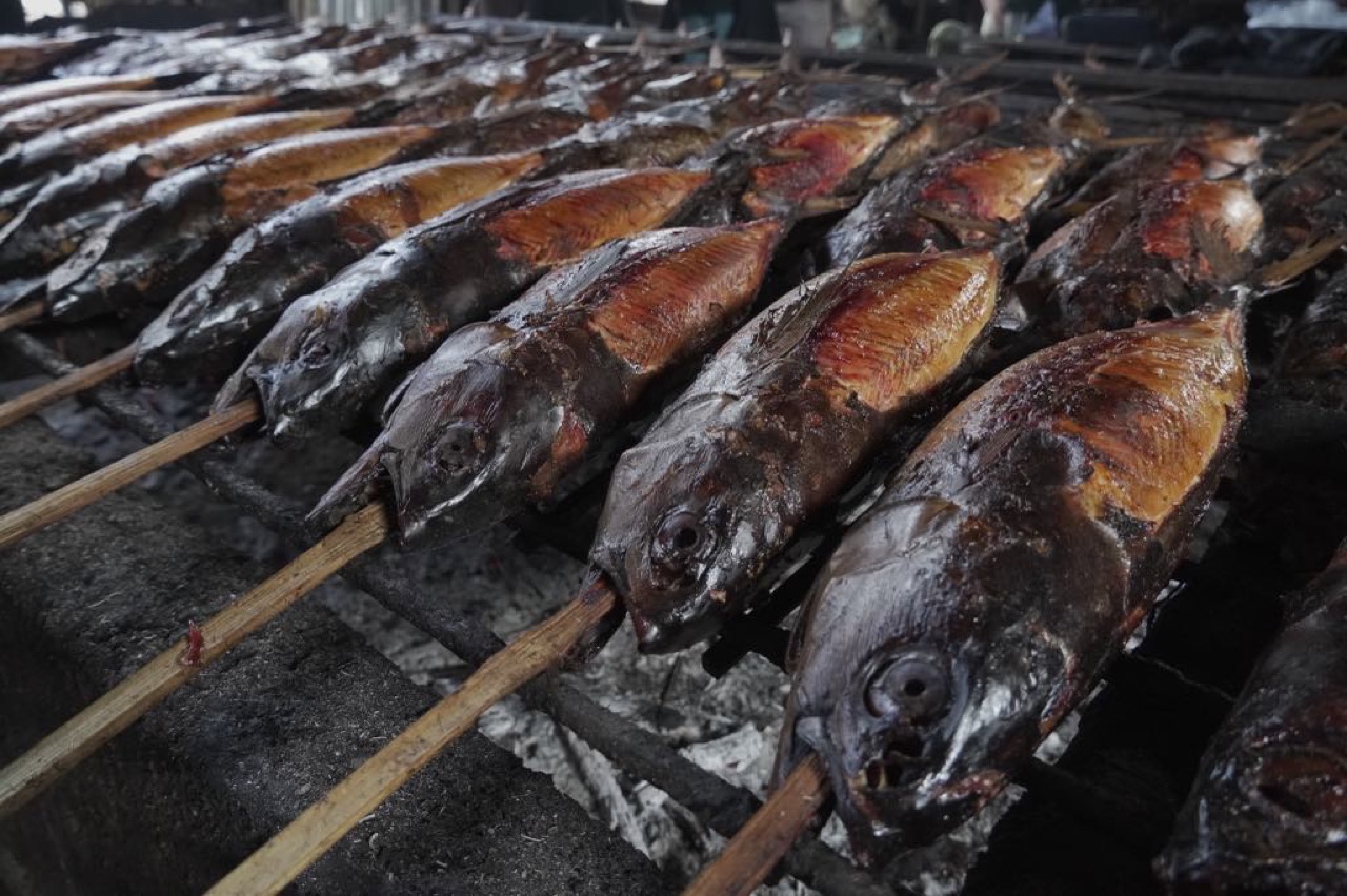 Smoked tuna on skewers over a long grill in Lanao del Sur.